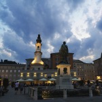 Salzburger Mozartplatz in der Abenddämmerung